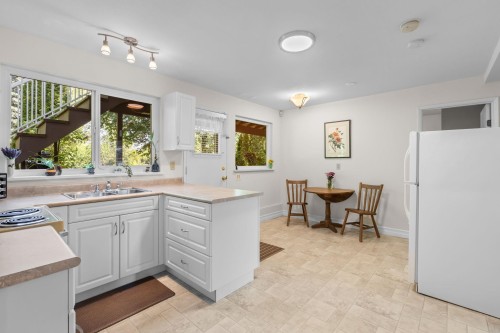 19949 51 Avenue, Langley, BC - Indoor Photo Showing Kitchen With Double Sink
