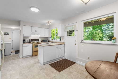 19949 51 Avenue, Langley, BC - Indoor Photo Showing Kitchen