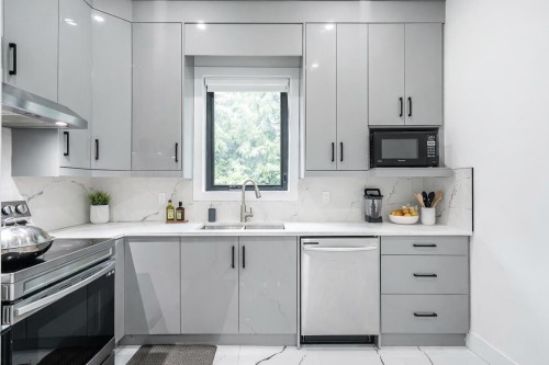 6052 172 Street, Surrey, BC - Indoor Photo Showing Kitchen