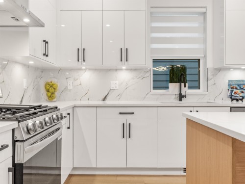 102-16697 16 Avenue, Surrey, BC - Indoor Photo Showing Kitchen With Upgraded Kitchen