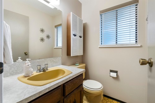 13474 15 Avenue, Surrey, BC - Indoor Photo Showing Bathroom