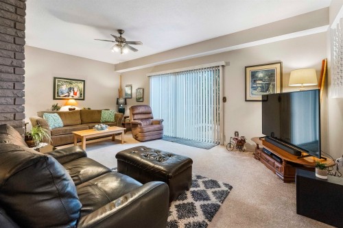 13474 15 Avenue, Surrey, BC - Indoor Photo Showing Living Room