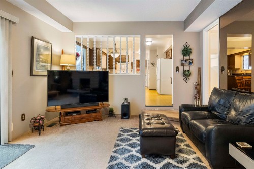 13474 15 Avenue, Surrey, BC - Indoor Photo Showing Living Room