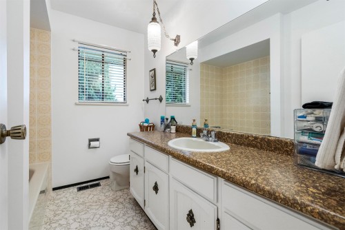 13474 15 Avenue, Surrey, BC - Indoor Photo Showing Bathroom