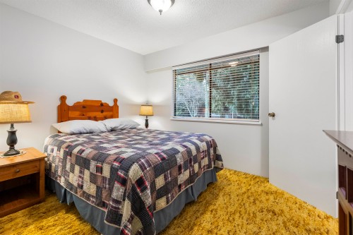 13474 15 Avenue, Surrey, BC - Indoor Photo Showing Bedroom