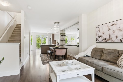 20-3399 151 Street, Surrey, BC - Indoor Photo Showing Living Room
