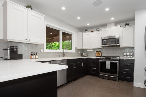 24645 50 Avenue, Langley, BC - Indoor Photo Showing Kitchen With Upgraded Kitchen