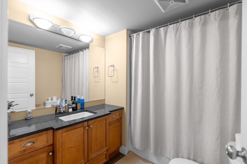 302-30525 Cardinal Avenue, Abbotsford, BC - Indoor Photo Showing Bathroom
