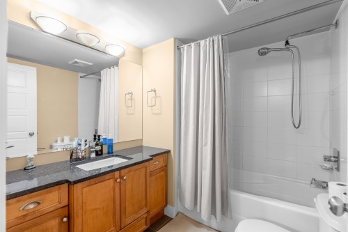 302-30525 Cardinal Avenue, Abbotsford, BC - Indoor Photo Showing Bathroom