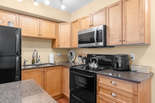 302-30525 Cardinal Avenue, Abbotsford, BC - Indoor Photo Showing Kitchen With Double Sink