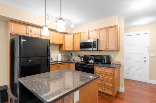 302-30525 Cardinal Avenue, Abbotsford, BC - Indoor Photo Showing Kitchen