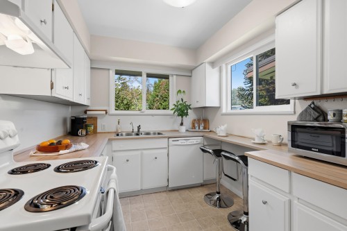 13750 Blackburn Avenue, White Rock, BC 