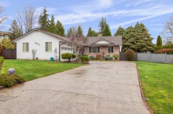 5917 Kildare Place Surrey, BC V3S 6B2