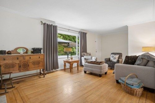 10996 Mcadam Road, Delta, BC - Indoor Photo Showing Living Room
