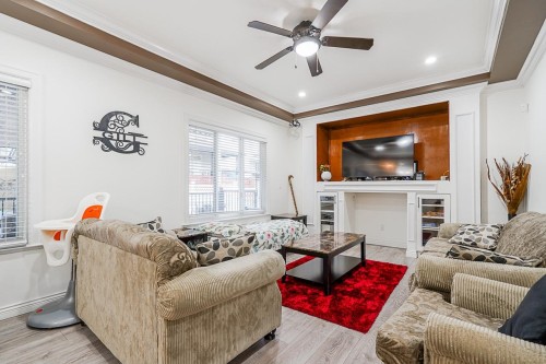 7049 150 Street, Surrey, BC - Indoor Photo Showing Living Room