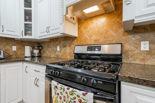 7049 150 Street, Surrey, BC - Indoor Photo Showing Kitchen
