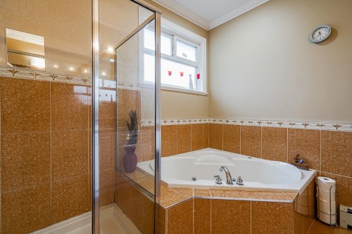 7049 150 Street, Surrey, BC - Indoor Photo Showing Bathroom