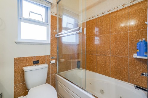 7049 150 Street, Surrey, BC - Indoor Photo Showing Bathroom