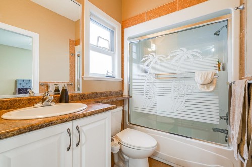 7049 150 Street, Surrey, BC - Indoor Photo Showing Bathroom