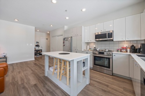 220-10838 Whalley Boulevard, Surrey, BC 