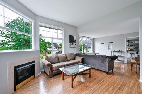 16730 85 Avenue, Surrey, BC - Indoor Photo Showing Living Room