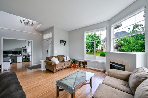 16730 85 Avenue, Surrey, BC - Indoor Photo Showing Living Room
