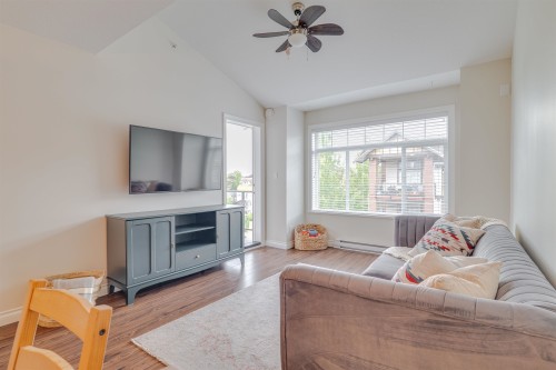 423-5650 201A Street, Langley, BC - Indoor Photo Showing Living Room