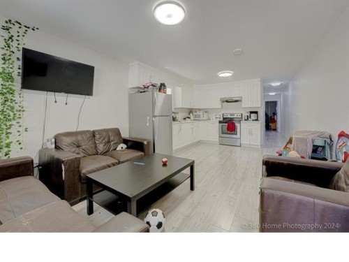 9093 Buchanan Place, Surrey, BC - Indoor Photo Showing Living Room