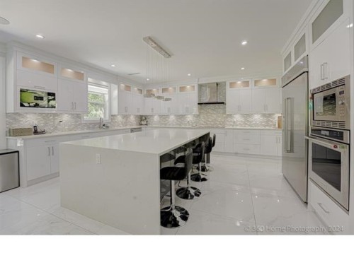 9093 Buchanan Place, Surrey, BC - Indoor Photo Showing Kitchen With Upgraded Kitchen