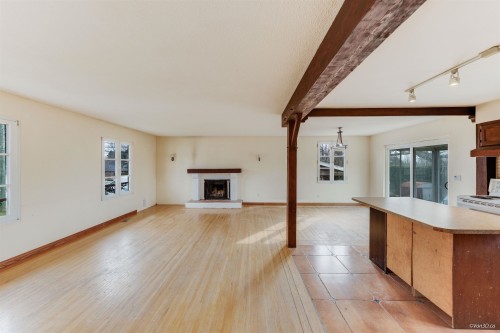 15894 Thrift Avenue, White Rock, BC - Indoor With Fireplace