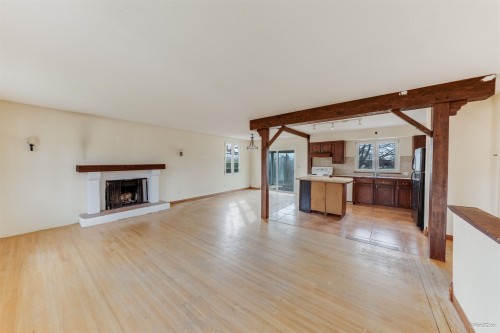 15894 Thrift Avenue, White Rock, BC - Indoor Photo Showing Living Room With Fireplace