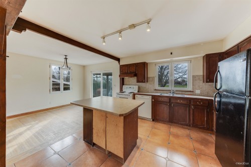 15894 Thrift Avenue, White Rock, BC - Indoor Photo Showing Kitchen With Double Sink