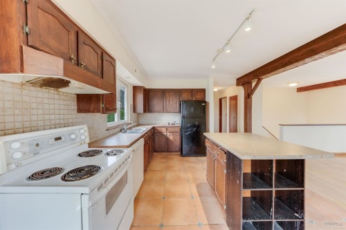 15894 Thrift Avenue, White Rock, BC - Indoor Photo Showing Kitchen With Double Sink