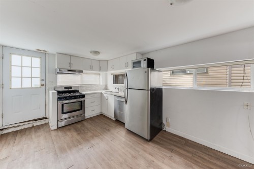 15894 Thrift Avenue, White Rock, BC - Indoor Photo Showing Kitchen