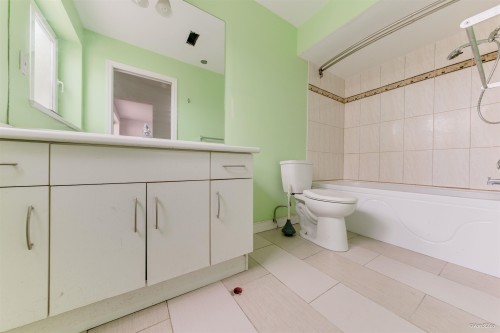15894 Thrift Avenue, White Rock, BC - Indoor Photo Showing Bathroom