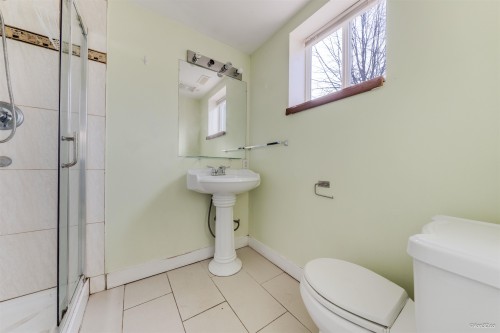 15894 Thrift Avenue, White Rock, BC - Indoor Photo Showing Bathroom