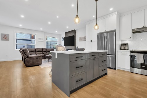 4-32970 Tunbridge Avenue, Mission, BC - Indoor Photo Showing Kitchen With Stainless Steel Kitchen With Upgraded Kitchen