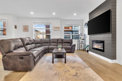 4-32970 Tunbridge Avenue, Mission, BC - Indoor Photo Showing Living Room With Fireplace