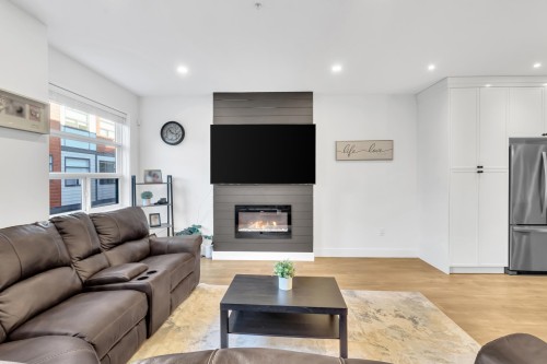 4-32970 Tunbridge Avenue, Mission, BC - Indoor Photo Showing Living Room With Fireplace