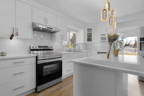 31021 Creekside Drive, Abbotsford, BC - Indoor Photo Showing Kitchen With Upgraded Kitchen