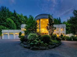 13828 Crescent Road Surrey, BC V4P 1K8