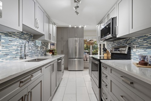 15878 Mcbeth Road, Surrey, BC - Indoor Photo Showing Kitchen With Double Sink With Upgraded Kitchen