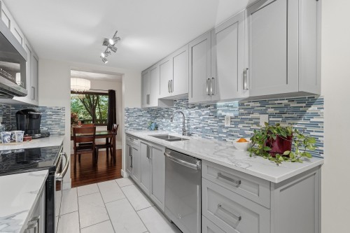 15878 Mcbeth Road, Surrey, BC - Indoor Photo Showing Kitchen With Double Sink With Upgraded Kitchen