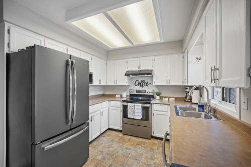 3669 Bulkley Street, Abbotsford, BC - Indoor Photo Showing Kitchen With Double Sink