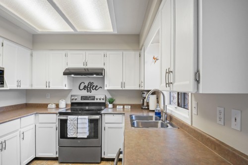 3669 Bulkley Street, Abbotsford, BC - Indoor Photo Showing Kitchen With Double Sink