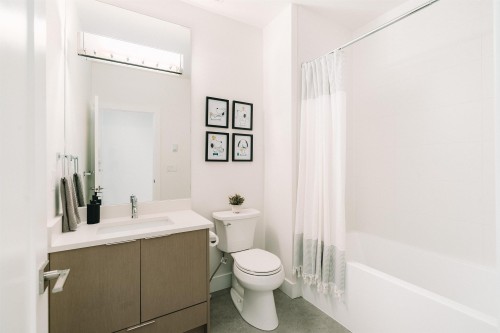 8133 202 Street, Langley, BC - Indoor Photo Showing Bathroom