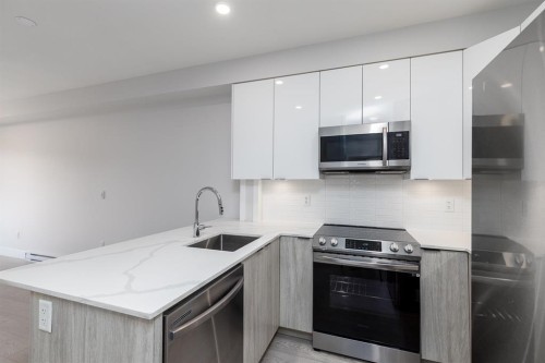 10X-5486 199A Street, Langley, BC - Indoor Photo Showing Kitchen With Upgraded Kitchen