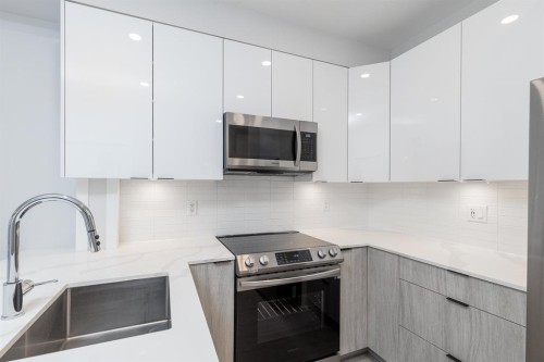 10X-5486 199A Street, Langley, BC - Indoor Photo Showing Kitchen With Upgraded Kitchen