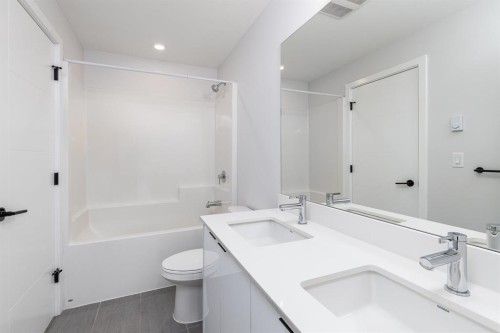 10X-5486 199A Street, Langley, BC - Indoor Photo Showing Bathroom