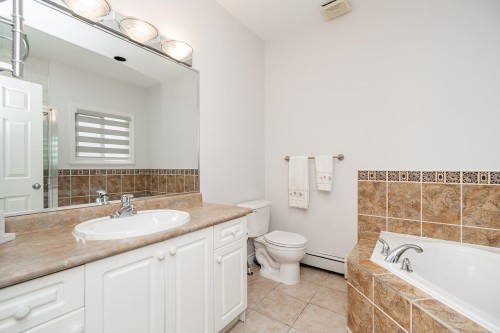 12773 90 Avenue, Surrey, BC - Indoor Photo Showing Bathroom